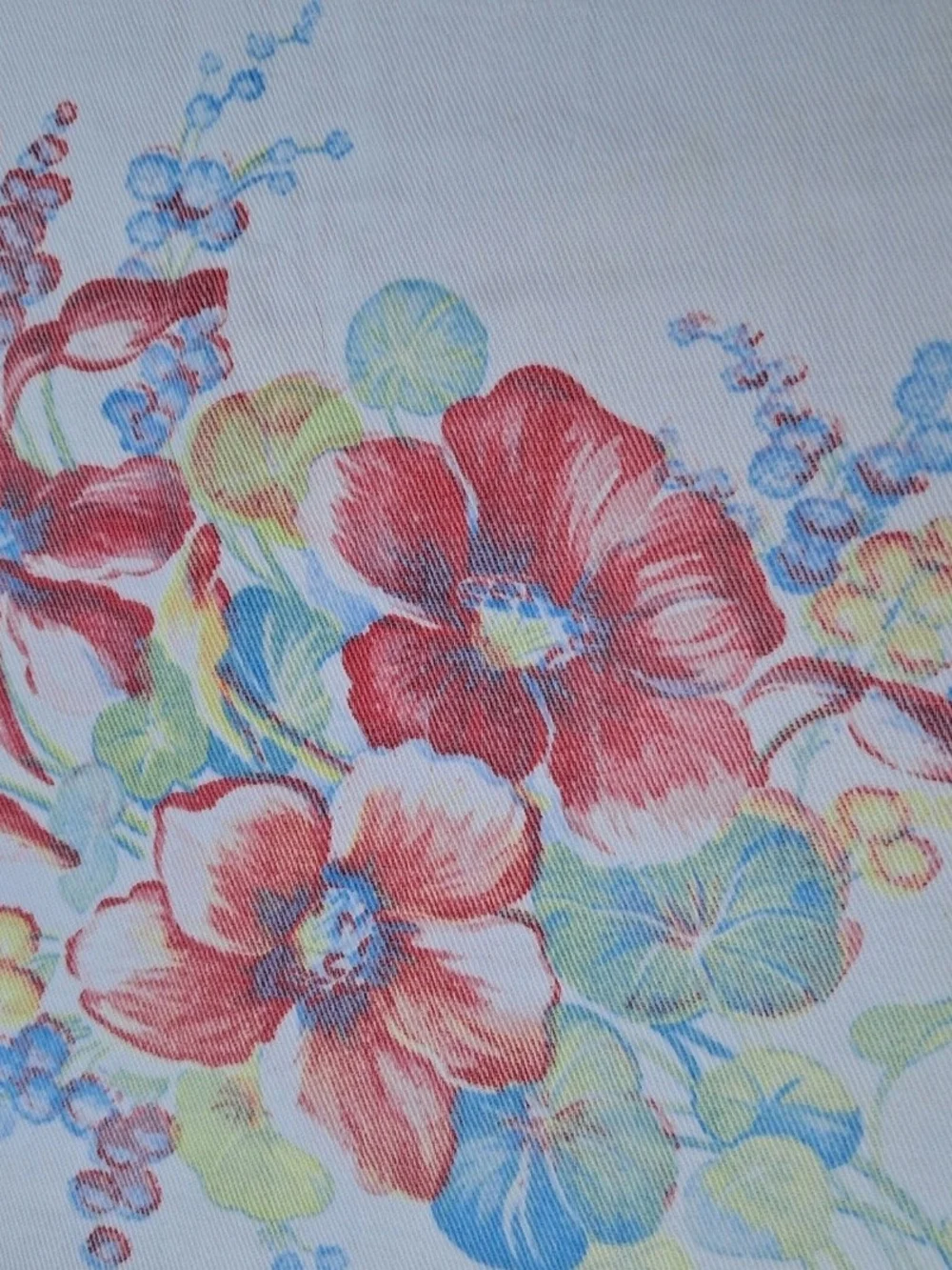 Vtg Floral Placemats Set 4 White Red Serged Edge Cotton Twill Midcentury *stain*